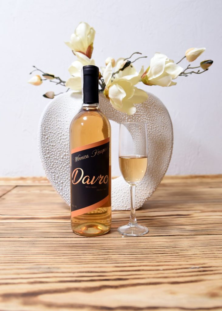 winnica-knapow-davro-wino-biale-slodkie-kieliszek