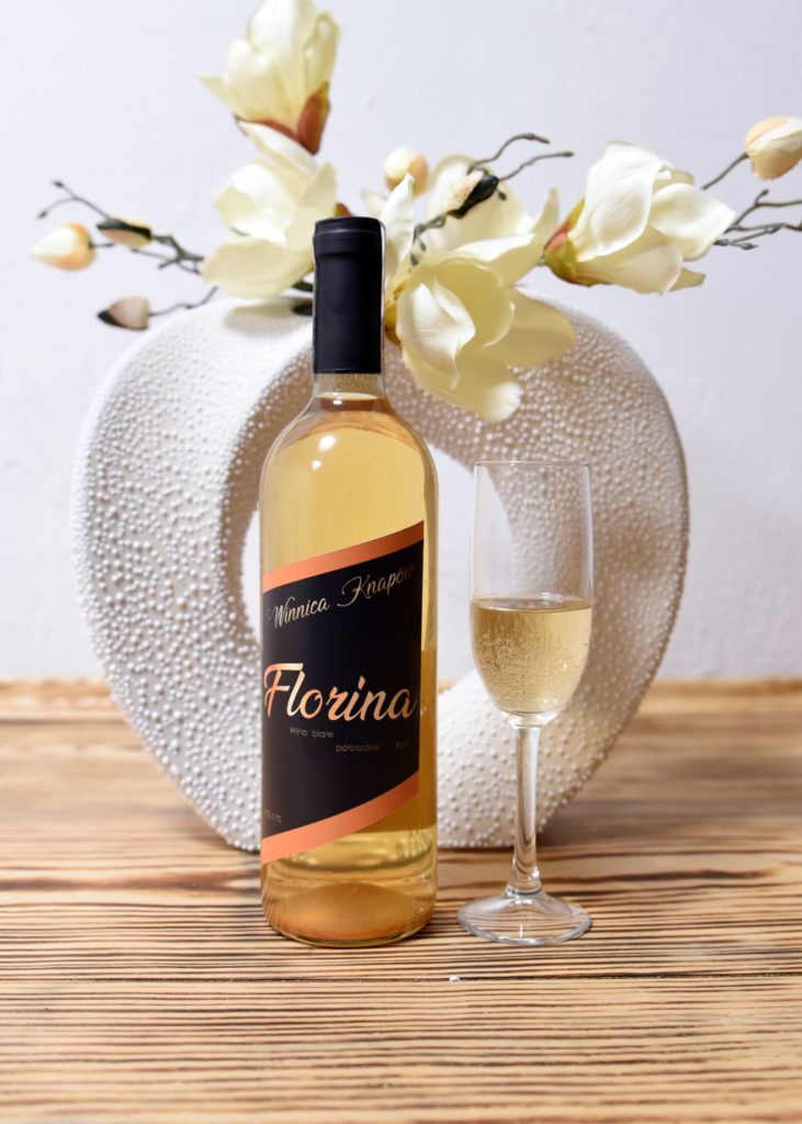 winnica-knapow-florina-wino-biale-polslodkie-kieliszek