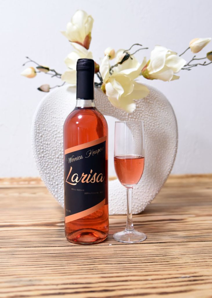 winnica-knapow-larisa-wino-rozowe-polwytrawne-kieliszek