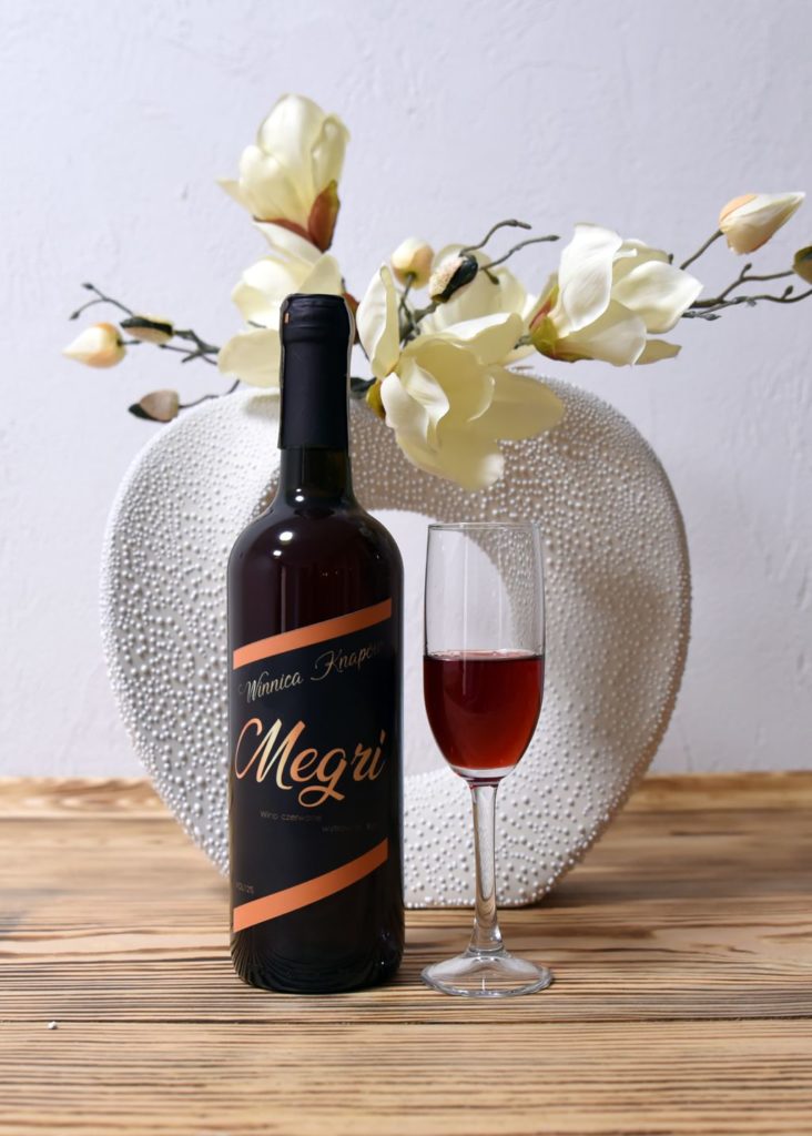 winnica-knapow-megri-wino-czerwone-wytrawne-kieliszek