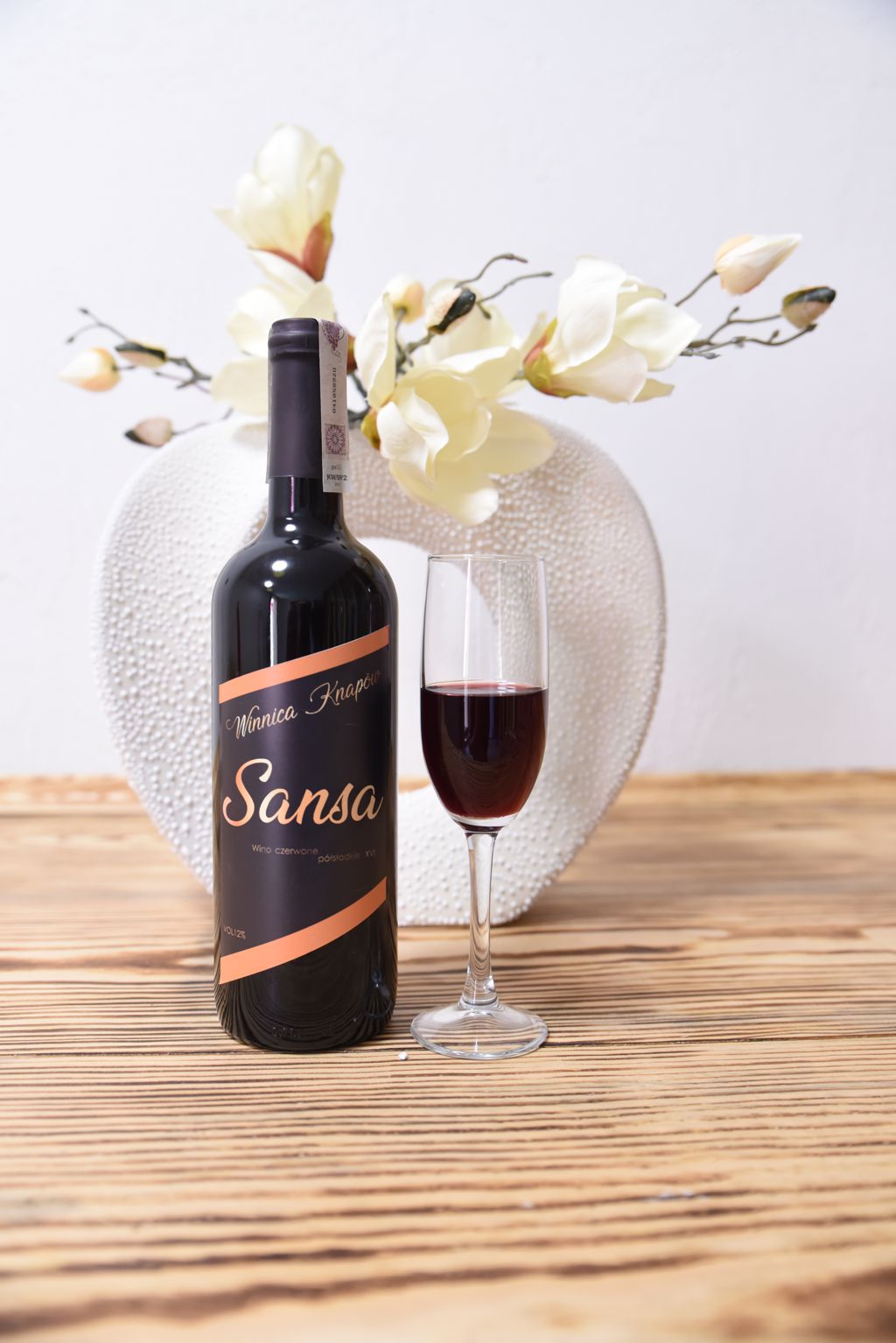 winnica-knapow-sansa-wino-czerwone-polslodkie-kieliszek