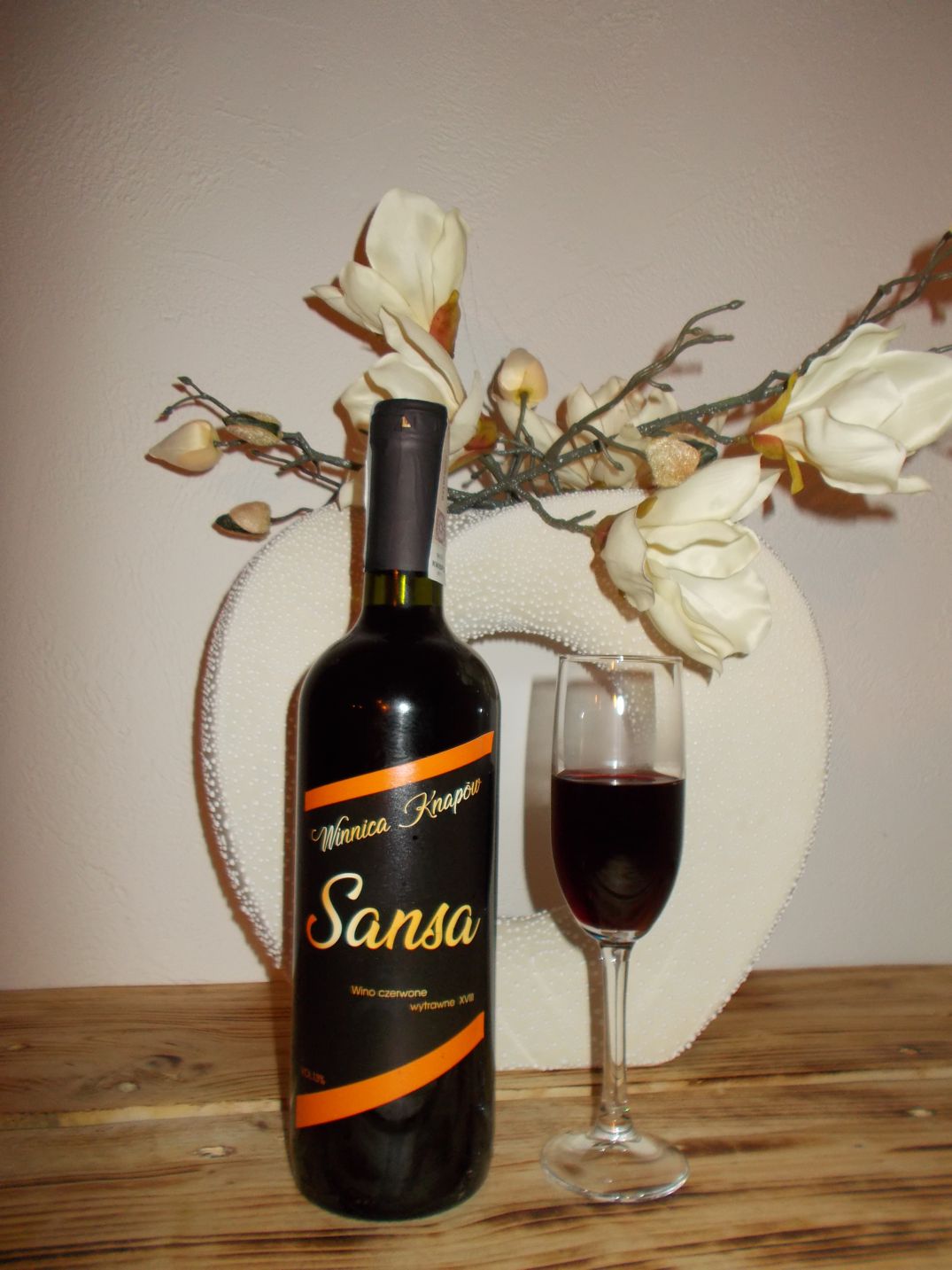 winnica-knapow-sansa-wino-czerwone-wytrawne-kieliszek-kolor