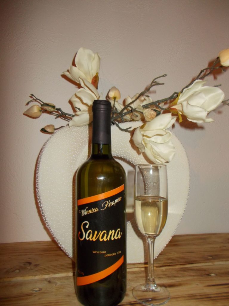 winnica-knapow-savana-wino-biale-polslodkie-kieliszek