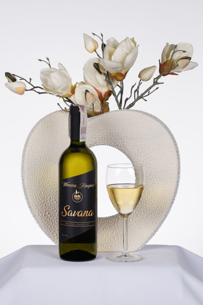 Winnica-Knapow-wino-czerwone-Sansa-butelka-kieliszek-kwiaty